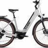 Cube Touring Hybrid Pro 625 Pearlysilver N Black Vélo Trekking électrique Col De Cygne 2 Cube Touring Hybrid Pro 625 Pearlysilver N Black Vélo Trekking électrique Col De Cygne -Vélos Soldes 631112E Cube Touring Hybrid Pro 625 pearlysilver n black 2023 E Bike Trekkingrad Tiefeinsteiger 0 1280x1280 3