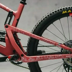 Dyedbro Kit De Protection Du Cadre - EWS Mountains - Blanc Mat -Vélos Soldes 93D055ED C5C4 4460 852F 51DB6F7A7182 1024x1024 2x